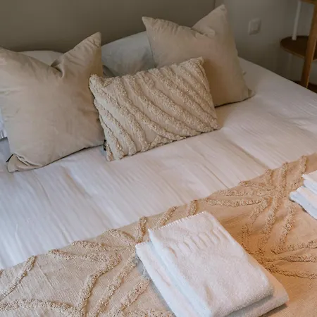 Huswell - With Terrace In The Heart Of * ניופורט